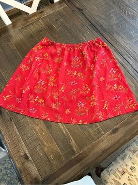 Eddie Bauer summer skirt, lightweight 20 inches in length. Size a large.